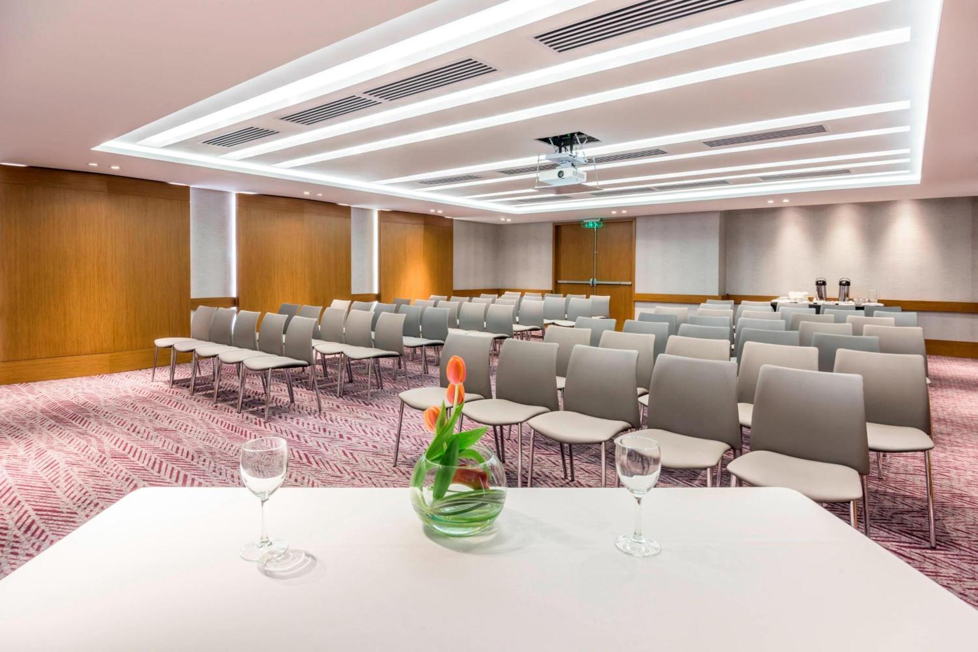 Готель Courtyard By Marriott Bogota Airport Екстер'єр фото